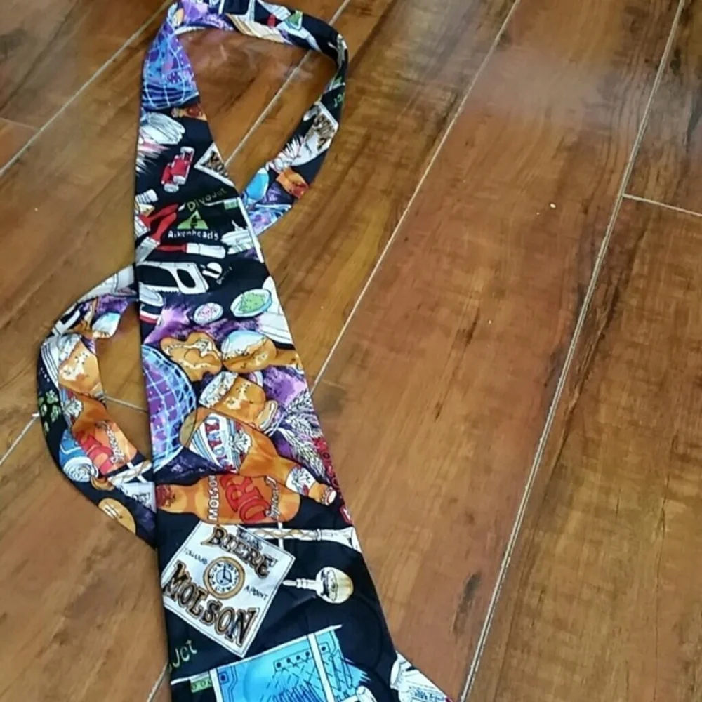 Nicole Miller Men's tie 100% Silk hand sewn